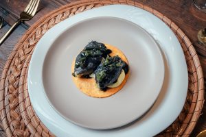 Taco de flor de calabaza y escargots con salsa shishito